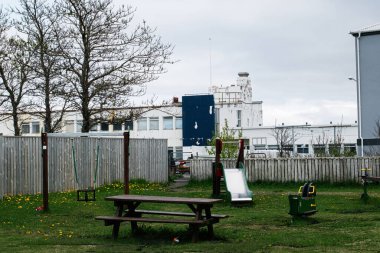 Akranes, İzlanda - 15 Mayıs 2025: Akranes, İzlanda 'da bulutlu gökyüzünün altında sıraları görünen açık hava oyun alanı
