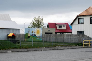 Akranes, İzlanda - 15 Mayıs 2025: Akranes, İzlanda 'daki bahçe boyalı duvar resmi ve çevre kırsal mimari.