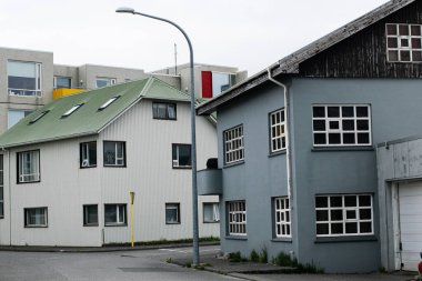 Akranes, İzlanda - 15 Mayıs 2025: Akranes, İzlanda 'nın sakin bir yerleşim bölgesinde benzersiz bir mimariye sahip evler.