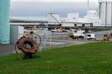Akranes, İzlanda - 15 Mayıs 2025: Akranes, İzlanda 'da heykeller, binalar ve teknelerin yer aldığı bir sanayi limanı.