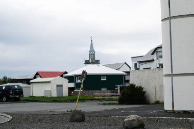Akranes, İzlanda - 15 Mayıs 2025: Akranes İzlanda 'da binalar ve bir kilise kulesinin yer aldığı şehir manzarası