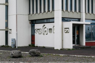 Akranes, İzlanda - 15 Mayıs 2025: Akranes, İzlanda 'da geometrik desenli çağdaş bir bina girişi, kentsel manzara
