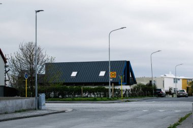 Akranes, İzlanda - 15 Mayıs 2025: Akranes İzlanda 'da modern mimari ve yumuşak bahar ortamının yer aldığı yerleşim yeri