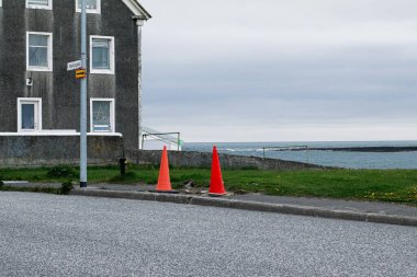 Akranes, İzlanda - 15 Mayıs 2025: Akranes, İzlanda 'da benzersiz mimari ve trafik konileri ile kentsel kıyı sahnesi.