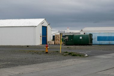 Akranes, İzlanda - 15 Mayıs 2025: Akranes, İzlanda 'da sanayi bölgesi, konteynırlar, yangın musluğu ve bulutlu gökyüzü