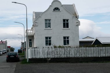 Akranes, İzlanda - 15 Mayıs 2025: Akranes, İzlanda 'da tarihi mimarisi olan büyüleyici beyaz ev
