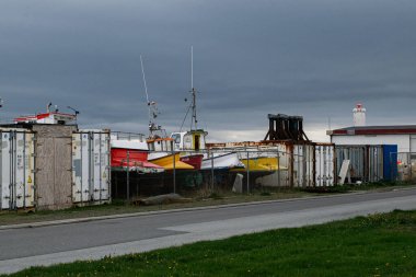 Akranes, İzlanda - 15 Mayıs 2025: Akranes, İzlanda 'da sanayi bölgesi, sanayi bölgesi, sanayi tekneleri, konteynırlar ve deniz feneri.