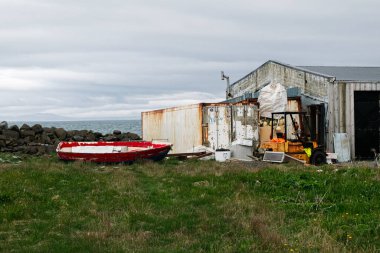 Akranes, İzlanda - 15 Mayıs 2025: Akranes, İzlanda 'da deniz kenarında terk edilmiş bir kırmızı tekne