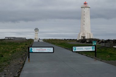 Akranes, İzlanda - 15 Mayıs 2025: İki görkemli deniz feneri Akranes, İzlanda 'da bulutlu bir gökyüzüne karşı duruyor.