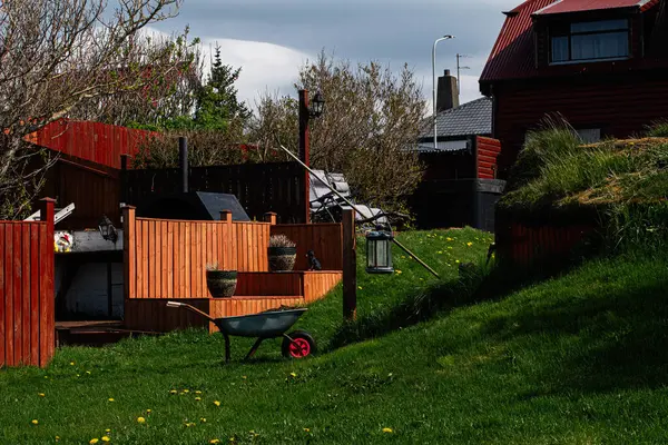 Akranes, İzlanda - 15 Mayıs 2025: Akranes, İzlanda 'da ahşap çitler ve canlı yeşilliklerle dinlenme.