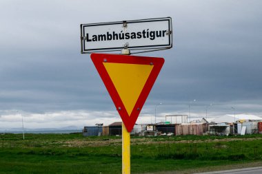 Lambhsastgur 'un işareti Akranes, İzlanda' da, bulutlu gökyüzü ve kırsal zemin.