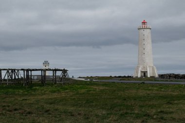 Yeşil manzarası ve bulutlu havasıyla Akranes, İzlanda 'daki deniz fenerleri
