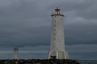 İki ikonik deniz feneri İzlanda, Akranes 'de bulutlu bir gökyüzüne karşı duruyor..