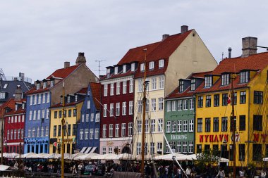 Kopenhag, Danimarka - 21 Nisan 2025: Kopenhag 'daki Nyhavn kanalının canlı tarihi binalar ve canlı atmosferli manzarası