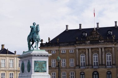 Kopenhag, Danimarka - 21 Nisan 2025: Açık bir gökyüzünün arka planına karşı Danimarka Kralı V. Frederick 'in heykeli. Amalienborg Meydanı, Kopenhag, Danimarka. 