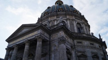 Frederik 'in Kilisesi, Mermer Kilise. Mimari perspektif Danimarka 'da süslü detayları olan kubbeli bir bina gösteriyor