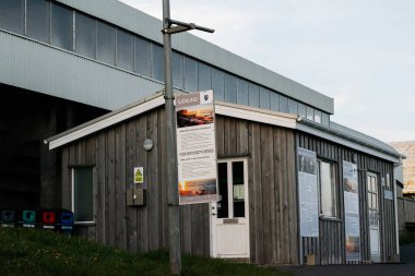 Akranes, İzlanda - 16 Mayıs 2025: Akranes, İzlanda 'da dış bilgi afişleri içeren basit bir ahşap bina