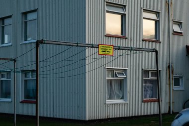 Akranes, İzlanda - 16 Mayıs 2025: Akranes, İzlanda 'da çamaşır ipi ve mimarisinin yer aldığı bir konut binasının dışı.