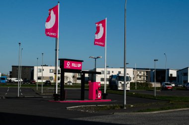 Akranes, İzlanda - 16 Mayıs 2025: Akranes, İzlanda 'da açık mavi bir gökyüzünün altında yer alan modern benzin istasyonu Orkan.