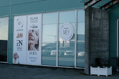 Akranes, İzlanda - 16 Mayıs 2025: Akranes, İzlanda 'da bir güzellik salonunun dış görünüşü, reklamların ve markaların yer aldığı
