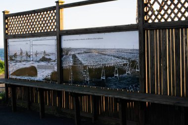 Akranes, İzlanda - 16 Mayıs 2025: Akranes, İzlanda 'da bulunan tarihi balık kurutma tahtaları ve resimli ekran.