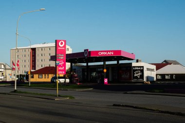 Akranes, İzlanda - 16 Mayıs 2025: Akranes, İzlanda 'daki Urban benzin istasyonu Orkan, parlak mimarisi tarafından vurgulandı.