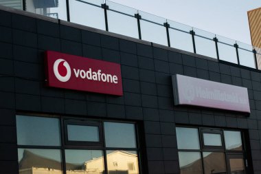 Akranes, İzlanda - 16 Mayıs 2025: Vodafone tabelalı ticaret binası manzaralı Akranes, İzlanda, şehir manzaralı.