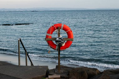 Cankurtaran ve kask Akranes kıyı şeridi boyunca okyanus kenarında konumlandırıldı..