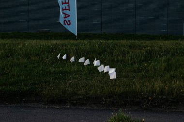 Akranes, İzlanda 'da güvenli bir pankartın yanına yerleştirilmiş bayraklar