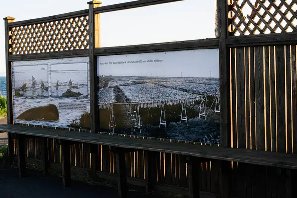 Akranes, İzlanda - 16 Mayıs 2025: Akranes, İzlanda 'da bulunan tarihi balık kurutma tahtaları ve resimli ekran.