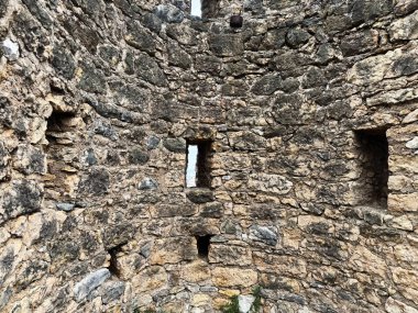 Portekiz 'in Tomar kentindeki tarihi bir ortaçağ şatosunun taştan duvarları.