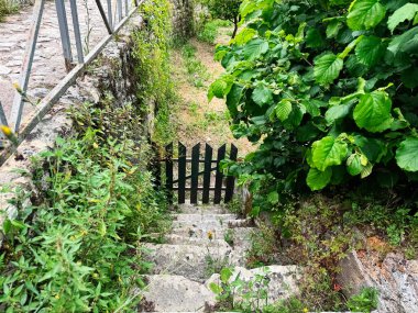 Tomar Kalesi 'nin ahşap kapısından geçen yeşil bir patika..