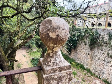 Portekiz 'in tarihi Tomar Şatosu' ndaki yemyeşil yemyeşil taşların arasında taştan bir kayalık..