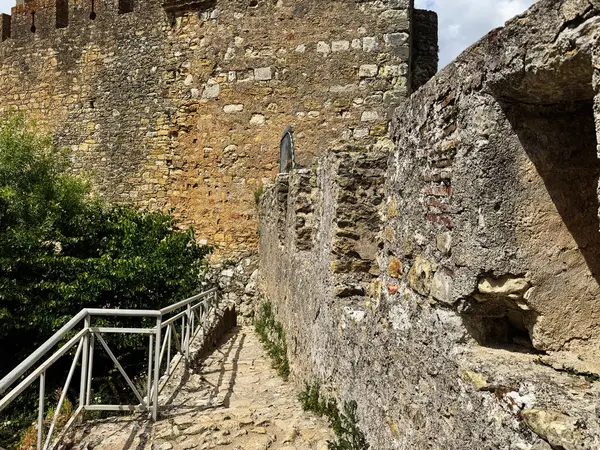 Portekiz, Tomar Şatosu 'nda demir parmaklıklı taş yol, antik taş duvarlar içeriyor.