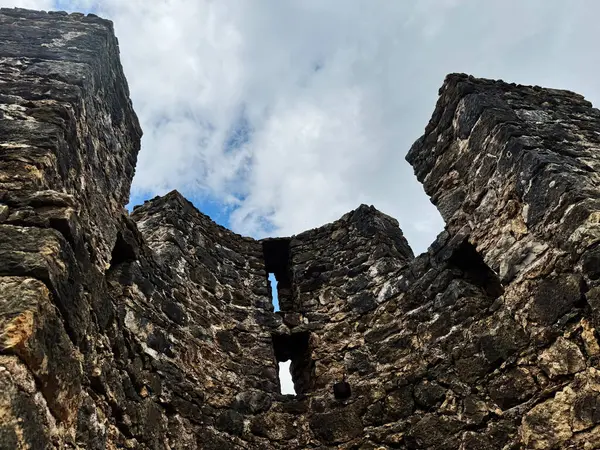 Portekiz 'deki Tomar Kalesi' nin taş kalıntıları mavi gökyüzüne karşı güzel bir tezat oluşturuyor..