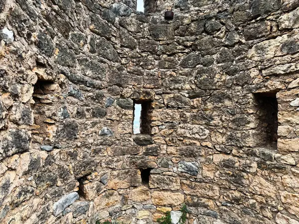 Portekiz 'in Tomar kentindeki tarihi bir ortaçağ şatosunun taştan duvarları.