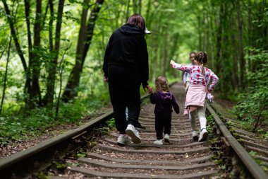 Aile orman raylarında geziniyor, doğanın tadını çıkarıyor ve dışarıda kaliteli zaman geçiriyor..