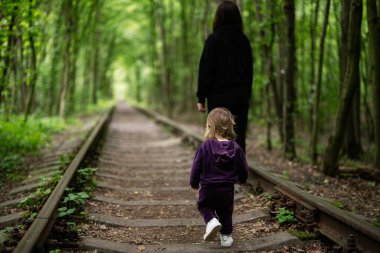 Huzurlu doğal orman ortamında aile bağlarının ve keşiflerin büyüleyici bir sahnesi.