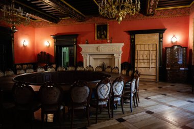 Zbarazh, Ukrayna - 30 Mayıs 2025: Klasik dekor, lüks mobilyalar ve mimari ayrıntılara sahip sofistike tarihi iç mekan