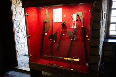 Zbarazh, Ukrayna - 30 Mayıs 2025: Müze vitrininde sergilenen antika silahlar