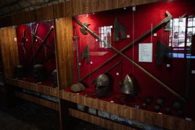 Zbarazh, Ukrayna - 30 Mayıs 2025: İyi aydınlatılmış bir müze ortamında antik silah ve zırhlar sergileniyor