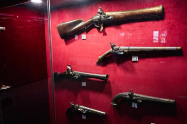 Zbarazh, Ukrayna - 30 Mayıs 2025: Müze cam kutusunda sergilenen antika ateşli silahlar