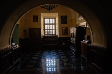 Zbarazh, Ukrayna - 30 Mayıs 2025: Kemerler, antika dekorlar ve pencerelerden loş doğal aydınlatma içeren zarif koridor