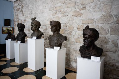 Zbarazh, Ukrayna - 30 Mayıs 2025: Tarihi bir sanat müzesinin sergi salonunda sergilenen heykel koleksiyonu