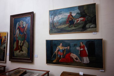 Zbarazh, Ukrayna - 30 Mayıs 2025: Müze ortamında dini sembolleri ve hikayeleri tasvir eden çerçeve