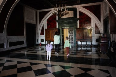 Zbarazh, Ukrayna - 30 Mayıs 2025: Güzel tasarlanmış ve detaylı bir iç mekan içinde yürüyen bir aile.