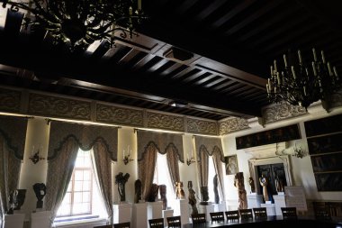 Zbarazh, Ukrayna - 30 Mayıs 2025: Heykeller, avizeler, sanatsal dekorlar ve geleneksel mimarinin yer aldığı güzel detaylı oda