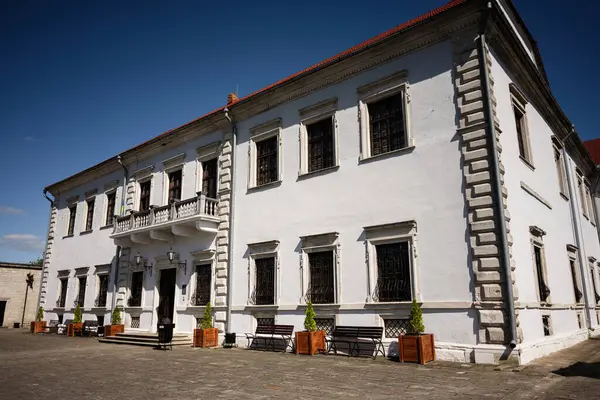 Zbarazh, Ukrayna - 30 Mayıs 2025: Parlak ve berrak bir gökyüzü altında güzel mimarisi olan zarif tarihi beyaz taş Zbarazh kalesi