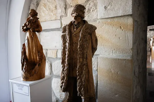 Zbarazh, Ukrayna - 30 Mayıs 2025: Artistik Taras Shevchenko ve Lesya Ukrayna ahşap oymacılığı, özenle düzenlenmiş bir sergide sergilendi.