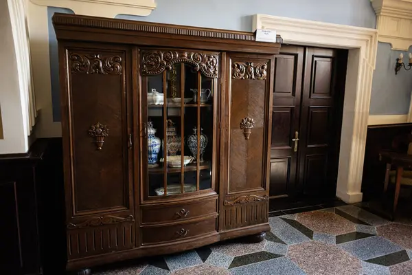 Zbarazh, Ukrayna - 30 Mayıs 2025: Lüks, tarihsel tarzlı bir odada porselen sergilenen kaliteli gardırop